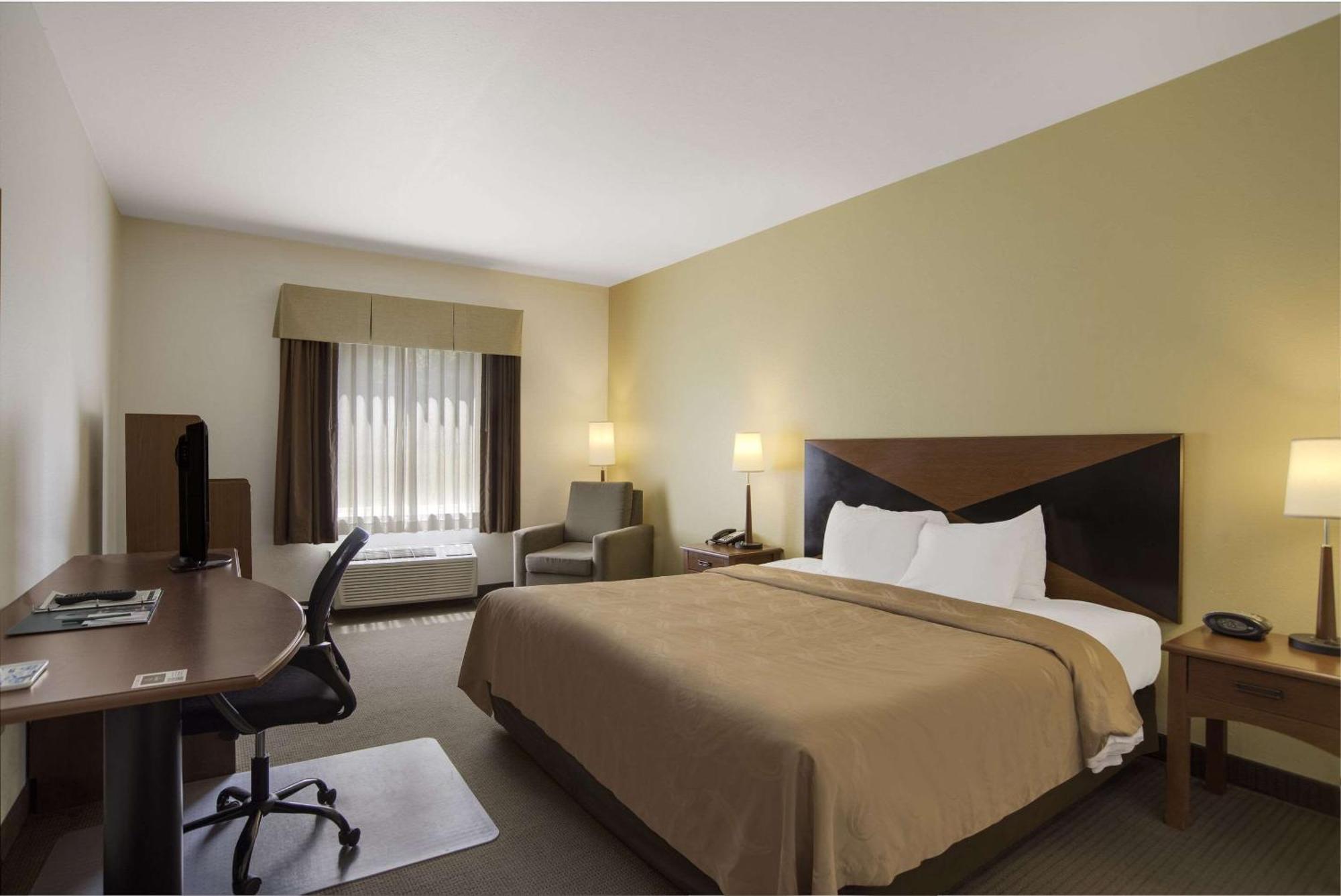 Quality Inn & Suites Чеймбърсбърг Екстериор снимка